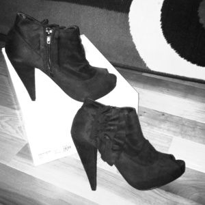 Black Effie ruffle suede peep