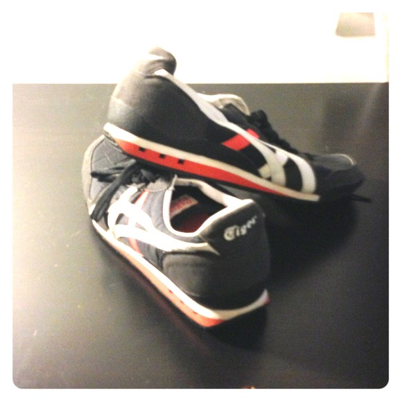 Sneakers size 10
