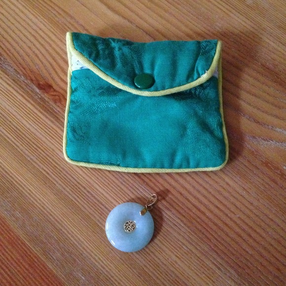 Green Jade and Gold Pendant - Picture 1 of 3