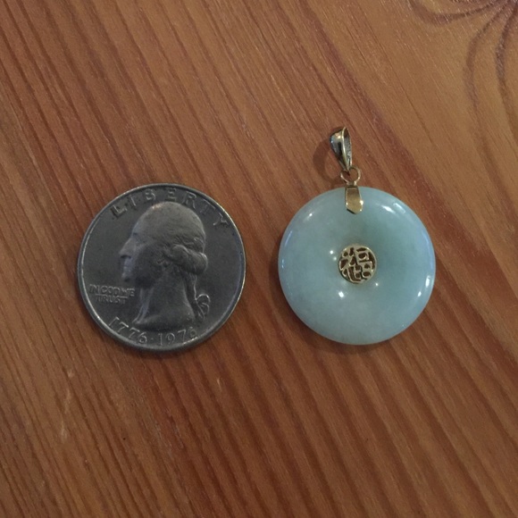 Green Jade and Gold Pendant - Picture 3 of 3