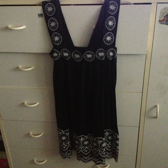 ❌TRADED❌Black Embroidered Sleeveless Dress