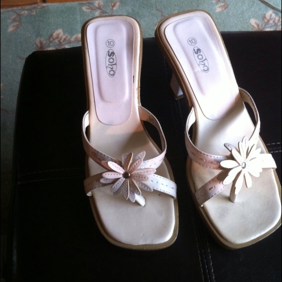Soho white Daisy Design