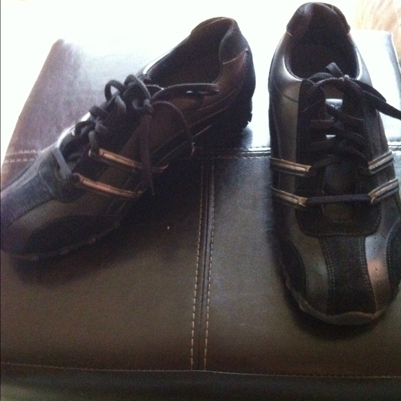 Sketchers black and silver