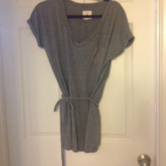Grey vneck with tie
