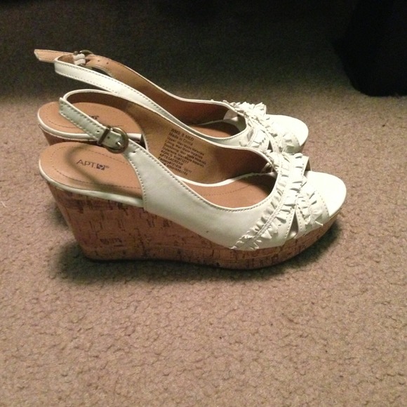 Apt 9 white wedges