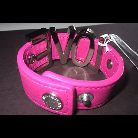 ❌❌SOLD❌❌BCBG "LOVE" affirmation bracelet - Picture 3 of 3