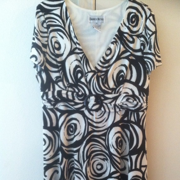 Sold!!!Black/White print dress