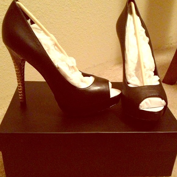 ⛔️SOLD⛔️ 🆕Report Signature Round Open-toe Pumps - Picture 1 of 4