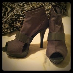 NEW IN BOX dark gray peep toe platform heels