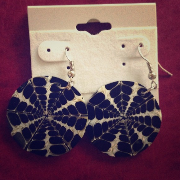 ❌SOLD❌Black and White Web Circle Earrings