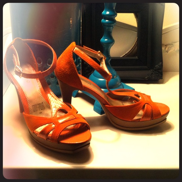 Size 7 orange heel by Andrea
