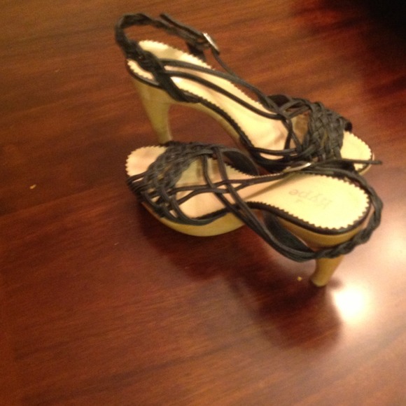 💥REDUCE 💥Hype wooden high heels.