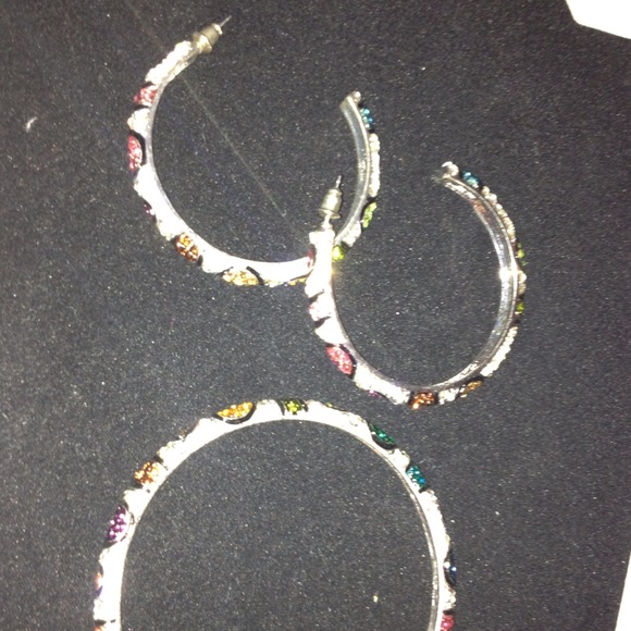 Pair of earrings and bracelet with color stones.