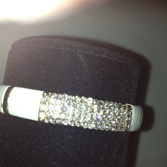 White & gold stretch bracelet w diamond like