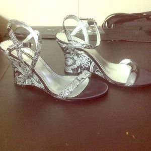 Black and silver print strappy wedges