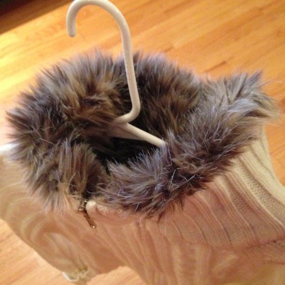 REDUCECropped Zip Up Sweater Fur Trim - Picture 4 of 4