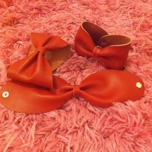 Red wrist snap bow bracelet. Very cute accessory!!