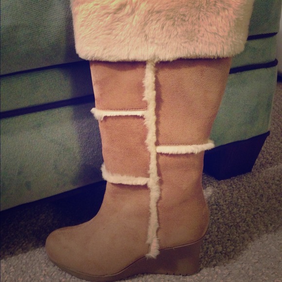 €TRADED€ ✨Tan wedge boots✨