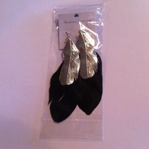❗Reserved for @jbb ❗Black/silver feather earrings