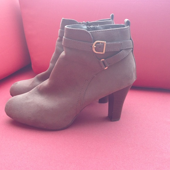 New Gray/Taupe Boots Booties W Buckles 9.5