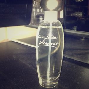 Estée Lauder pleasures perfume