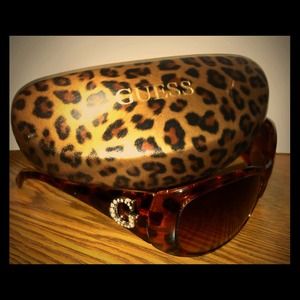 [SOLD] Practically new GUESS sunglasses!