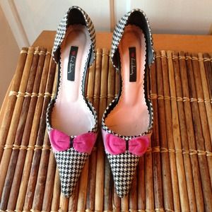 Black/White Pumps w Pink Bow