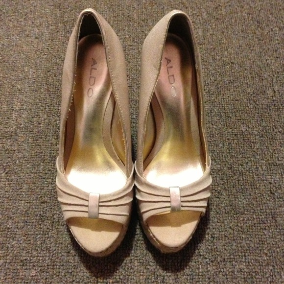 Aldo nude golden wedge