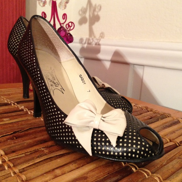 Black Leather w White Polkadot Pumps w Bow