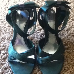 Kelly green Bakers strappy heels w/ bow tie detail