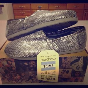 💲PRICE REDUCED💲 👍TOMS Silver Sequin Flats.