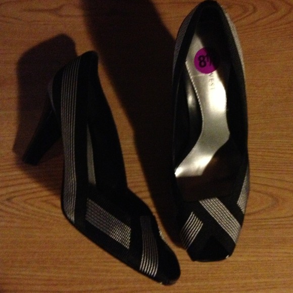 Nine West Black & White peep toe - nervier worn