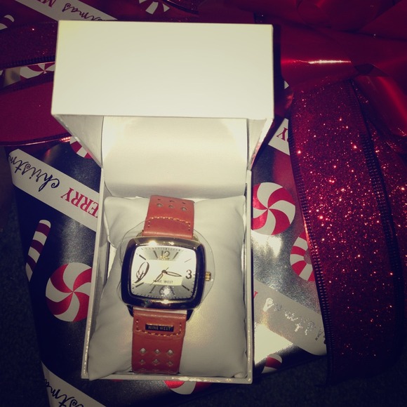 🎀PRICE REDUCED🎀 Nine West leather strap watch.