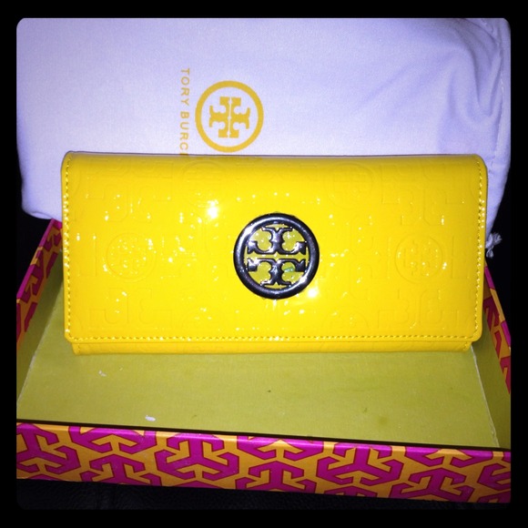 🎀SOLD🎀 Tory Burch Patent Embossed Logo Wallet.