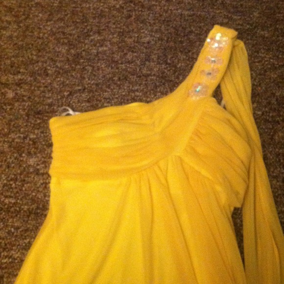 Yellow dress - Picture 2 of 3