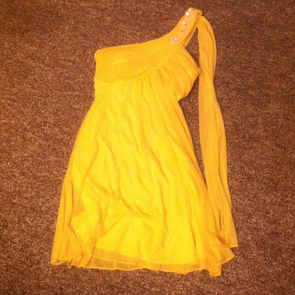 Yellow dress - Picture 3 of 3