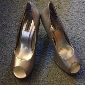Silver pumps