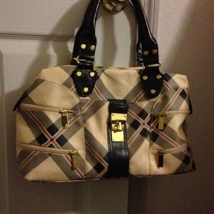 Nice roomy purse with lots of pockets
