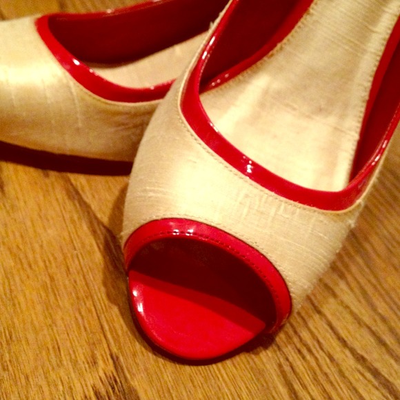 Bandolino Red & Cream Pumps