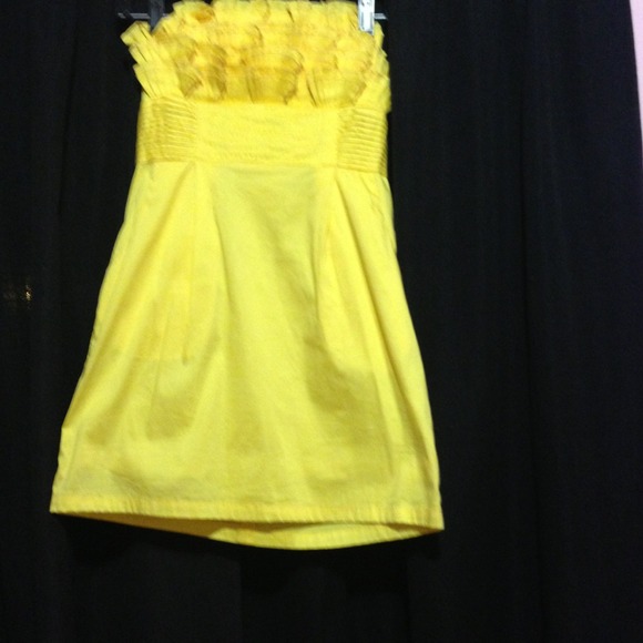 Yellow strapless dress - Picture 2 of 4