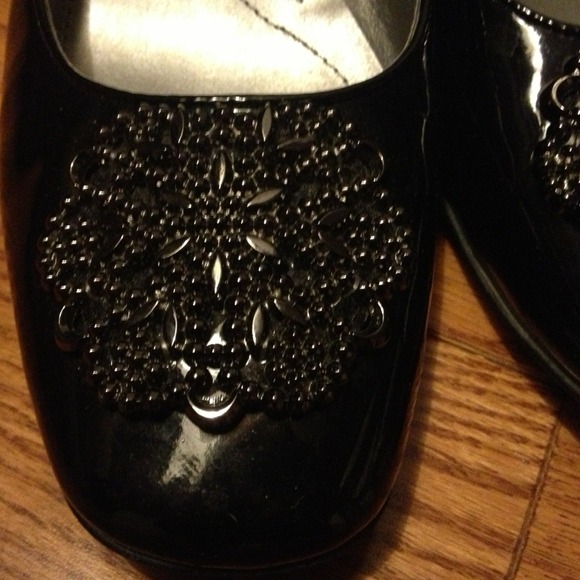 Black with wide heel and detail on top - Picture 2 of 3