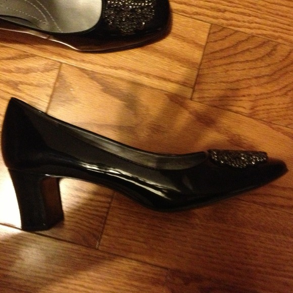 Black with wide heel and detail on top - Picture 3 of 3