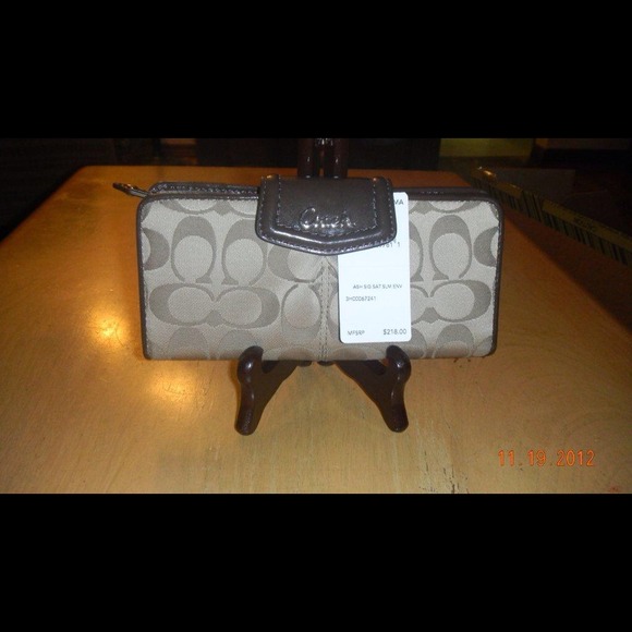 ✋✋✋SOLD Authentic Coach Ashley Sig Sateen Wallet🙅