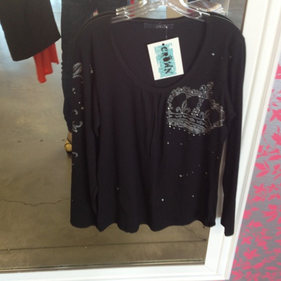 Black crown tee
