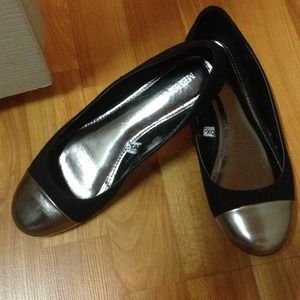 Black with tan/taupe tip flats. Barely used.