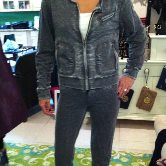 Amana Two piece jogging suit - Picture 2 of 2