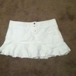White American Eagle skirt with front pocket
