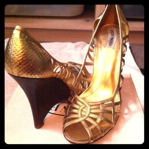 STEVE MADDEN Gold Leather Wedge Sandals
