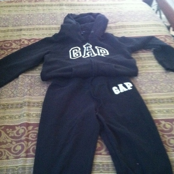 Gap sweatsuit   👍On hold for wildcat24👍