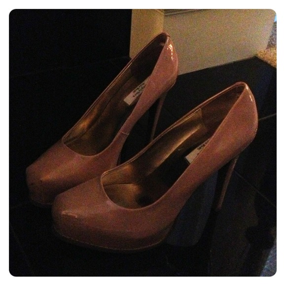 Vera Wang nude platforms